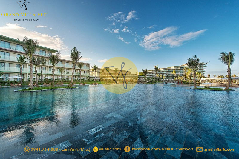 Bể bơi vô cực trước cửa Aqua Beach