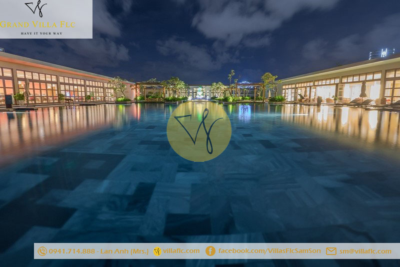 Bể bơi Courtyard khi màn đêm buông xuống
