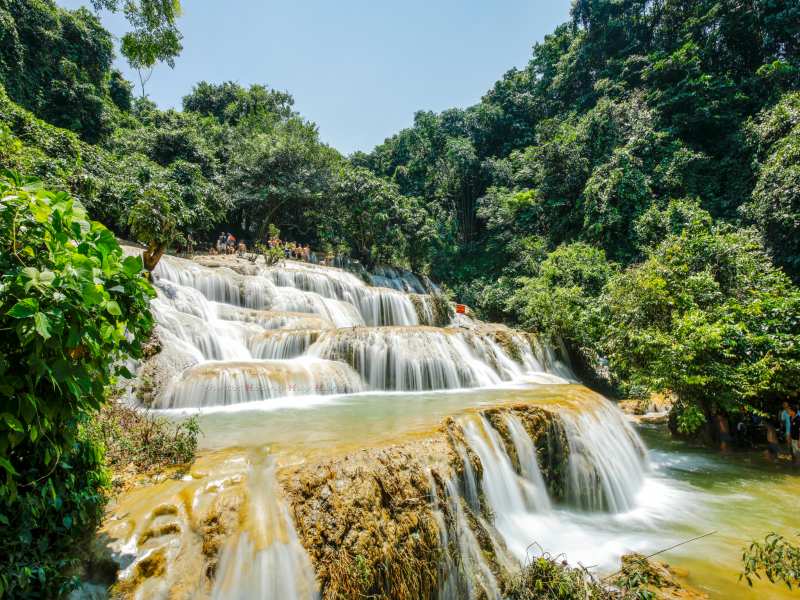 Dòng nước quanh năm trong xanh tại thác Hiêu