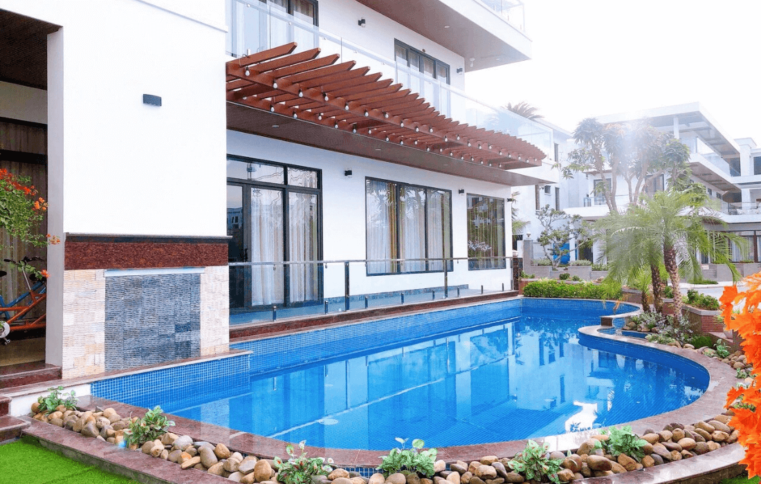 Bể bơi lớn trong khuôn viên căn biệt thự