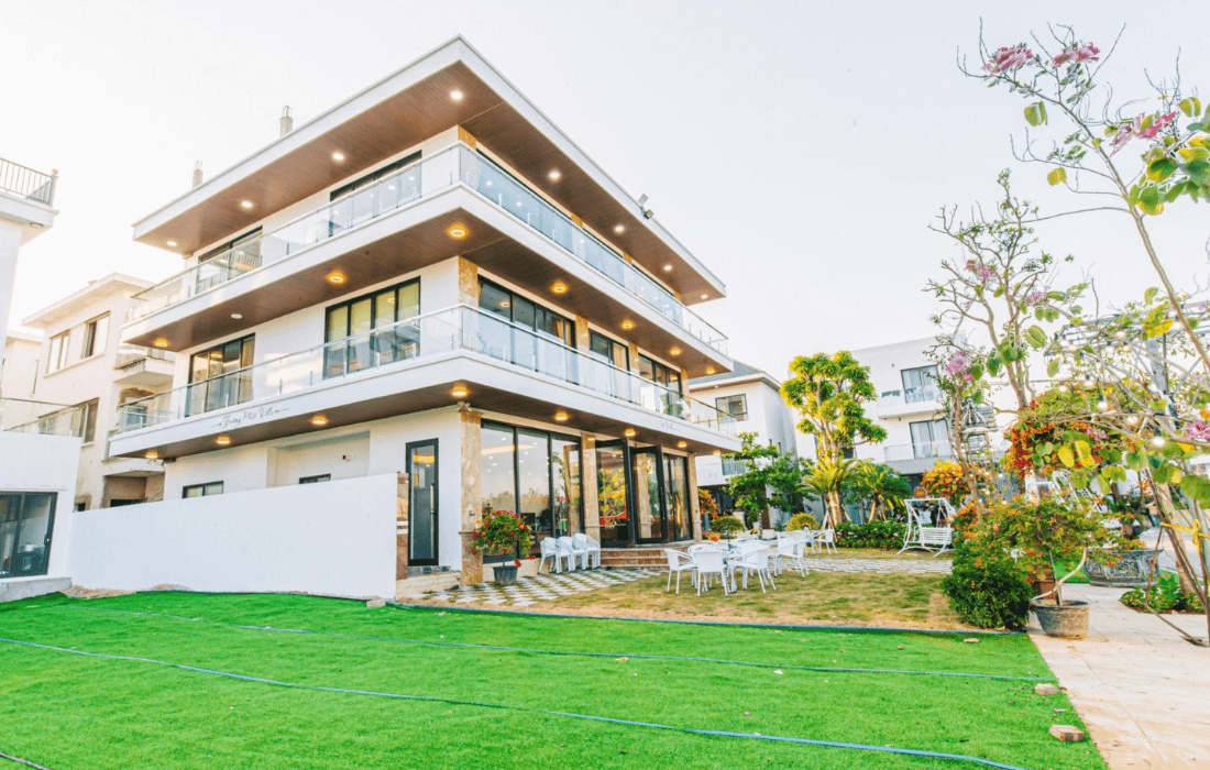 Bãi cỏ rộng 300m2 thoải mái tổ chức các bữa tiệc, gala dinner, vui chơi giải trí,...