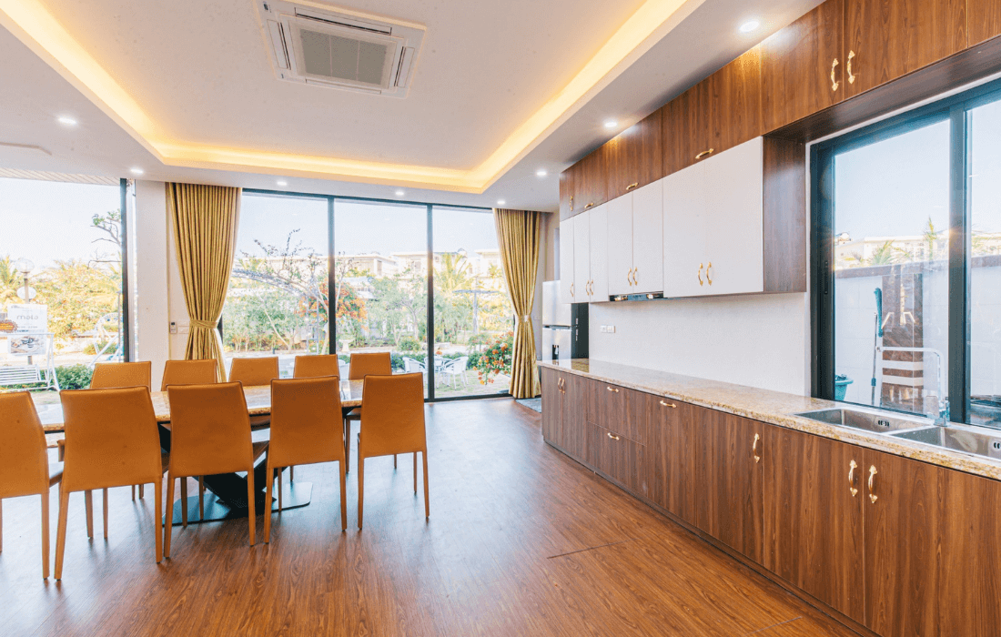 Phòng bếp rộng rãi với đầy đủ các tiện ích nấu ăn