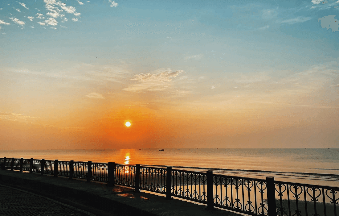 Du khách hào hứng ngắm hoàng hôn trên bờ biển Sầm Sơn