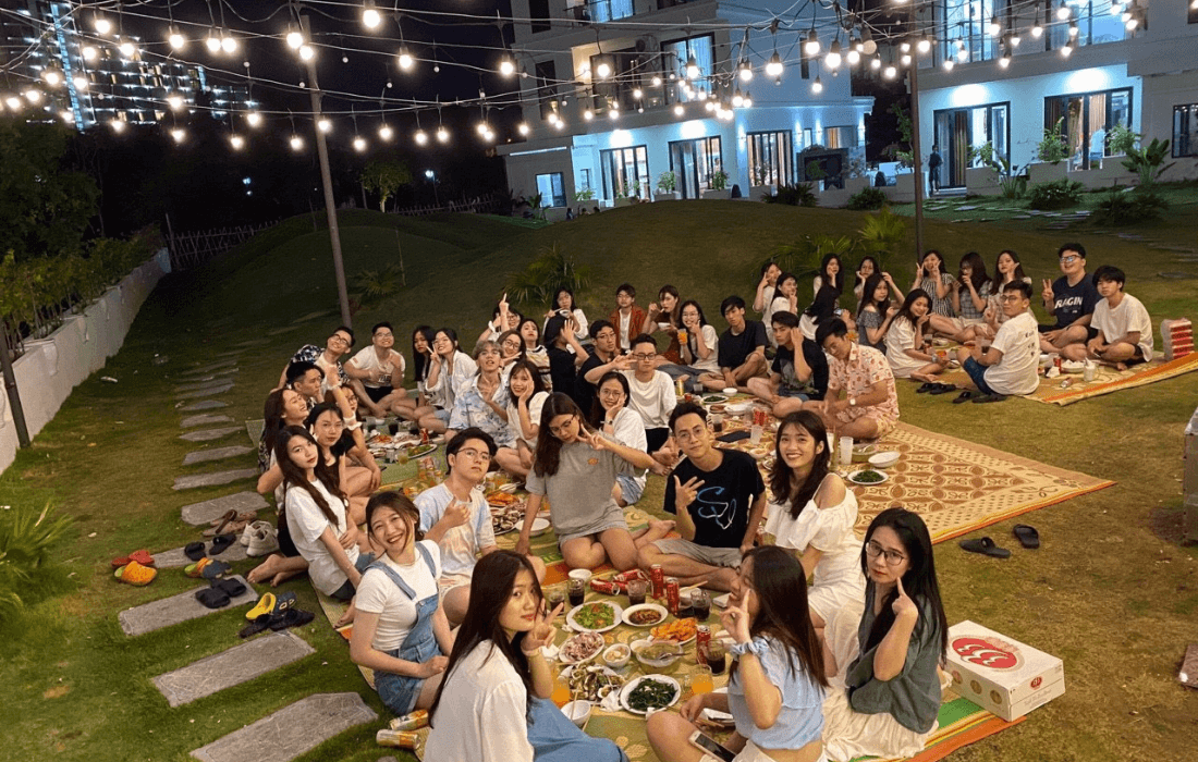 Tổ chức tiệc ngay tại sân cỏ của villa