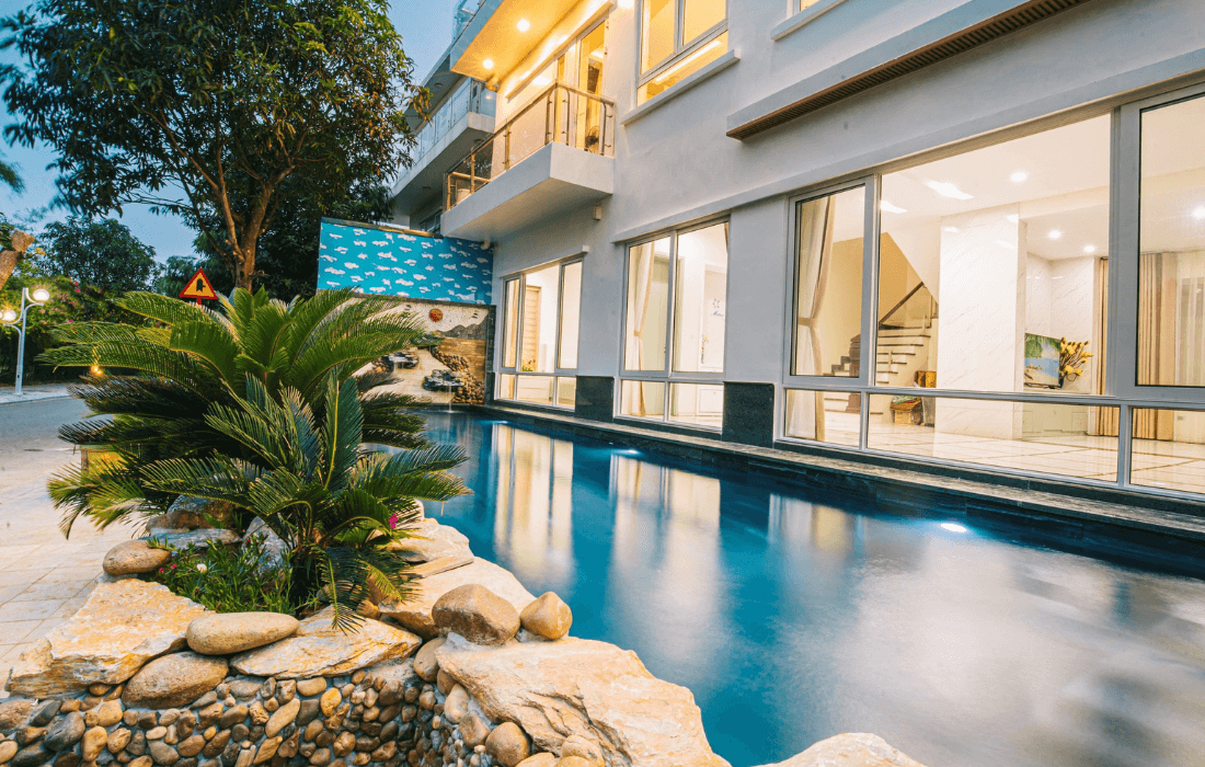 Bể bơi riêng tại villa với view cực chill