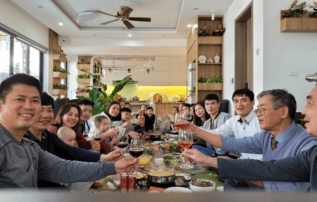 Không khí vui vẻ trong bữa cơm gia đình tại villa
