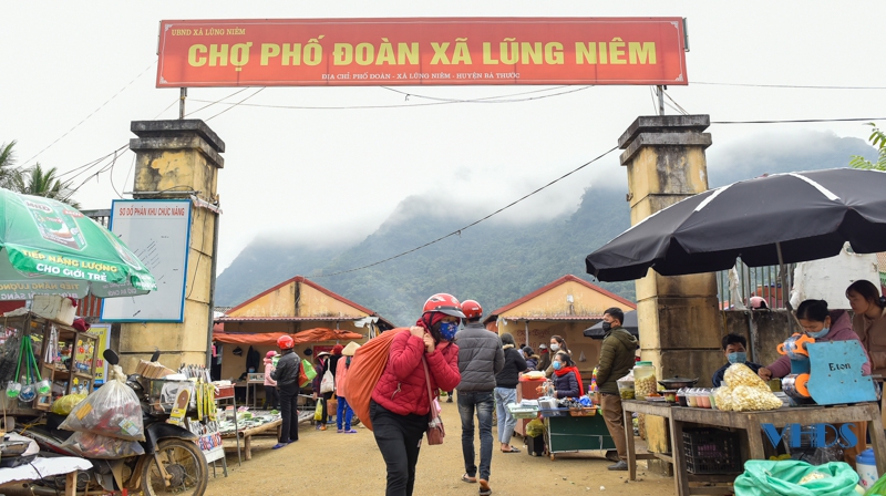 Cổng ra vào phiên chợ