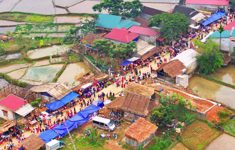 Rất đông khách du lịch tham gia phiên chợ độc đáo