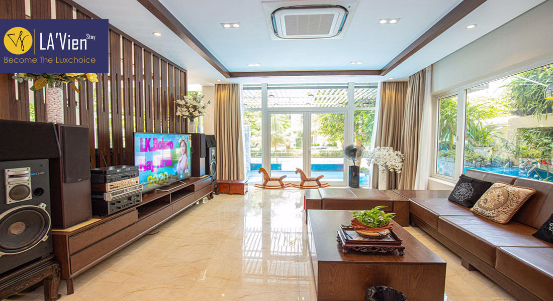 Không gian phòng khách rộng rãi, nhiều thiết bị như Karaoke, loa đài,...