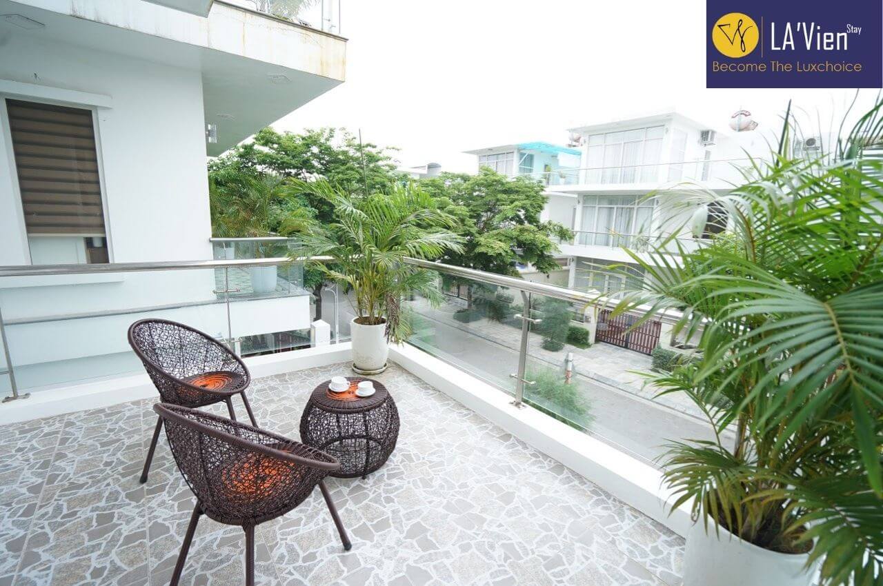 Chill chill với bàn trà ngay tại ban công Villa FLC Sầm Sơn Sao Biển 43 6 phòng ngủ