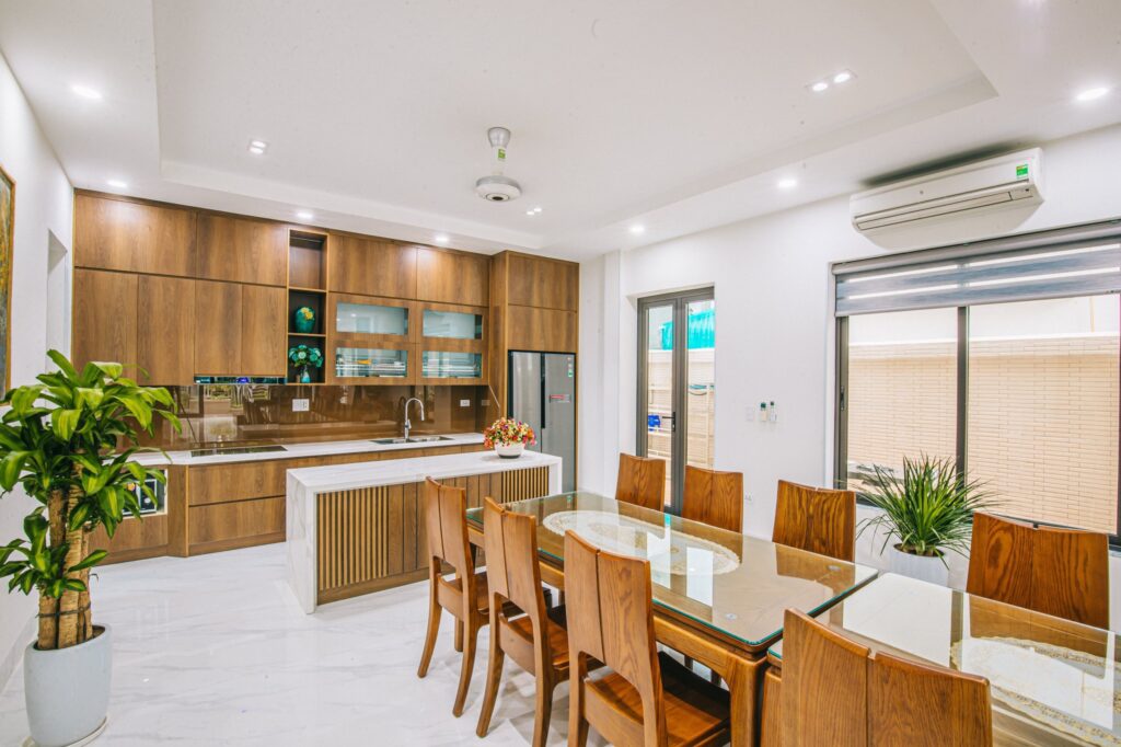 Phòng bếp rộng rãi được trang bị đầy đủ dụng cụ tại villa Ngọc Trai - NT91 LA'Vien