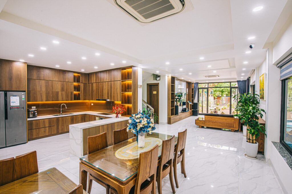 Biệt thự NT104 với không gian bếp và phòng khách vô cùng rộng rãi